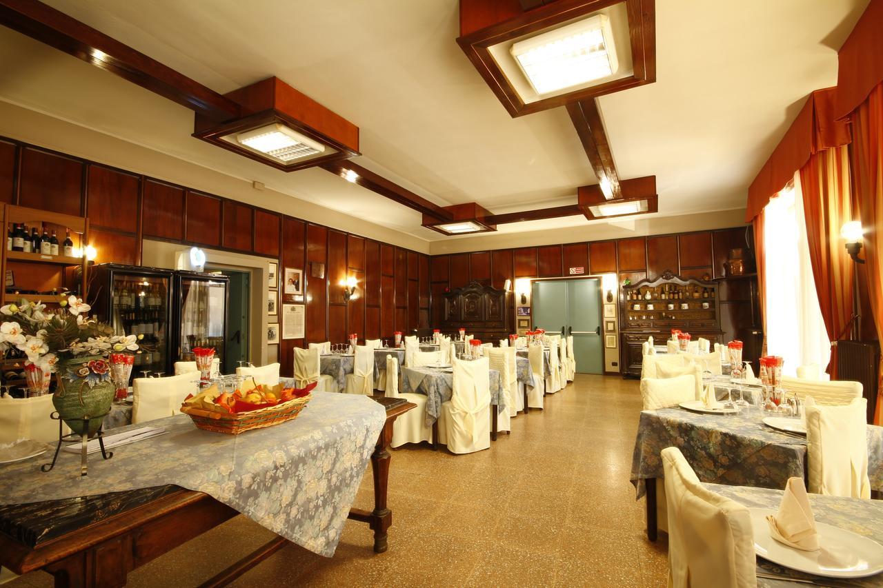 Hotel Ristorante Vittoria Santhià Eksteriør billede